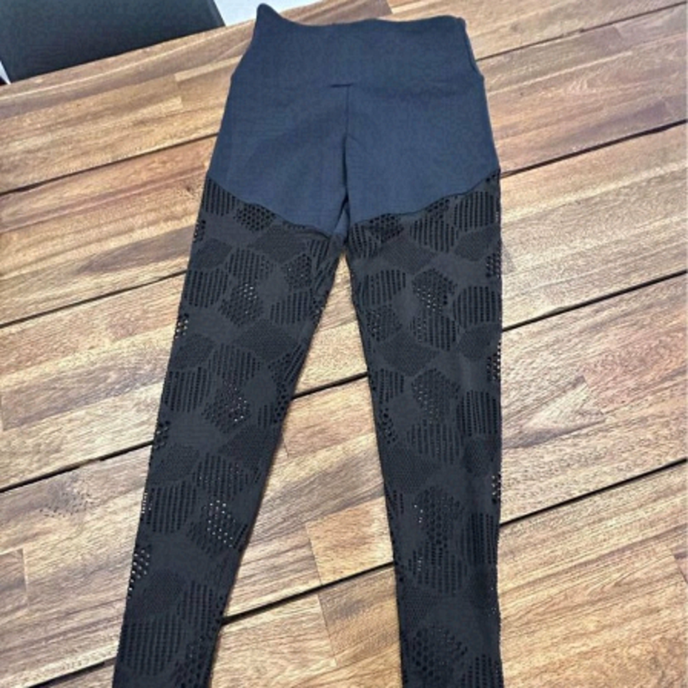 Woman’s ONZIE flow legging. Black. Unique cutout design. Soft and comfy! Compres